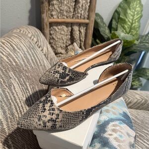 Pointed Toe Snakeskin-Print Women's Flats - Beige/Black - 8.5